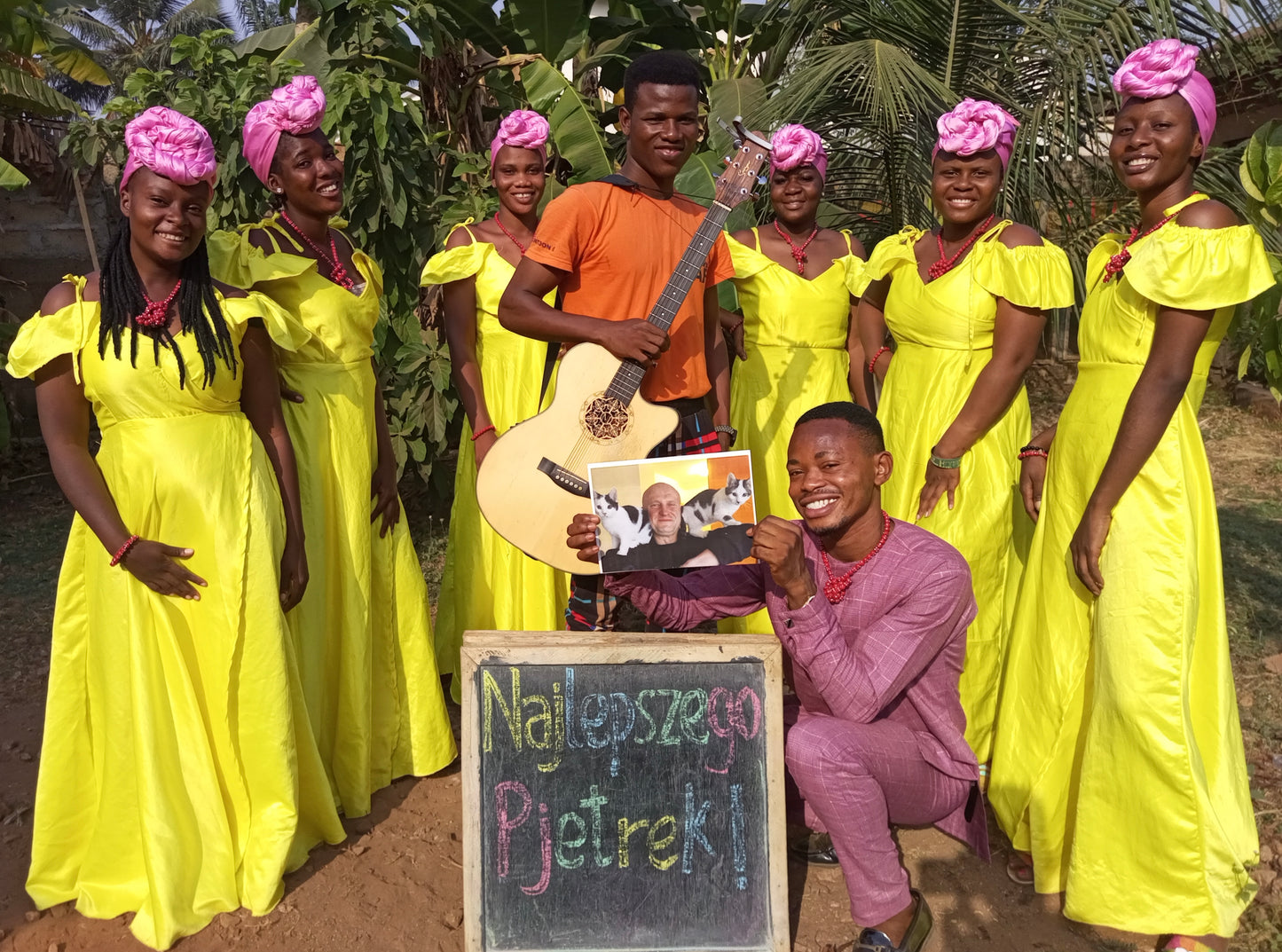Видео-поздравление от наших девушек из Африки (девушки поют)